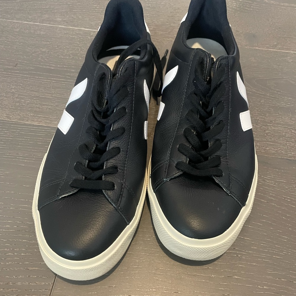 Veja mens Eur 44 US 10